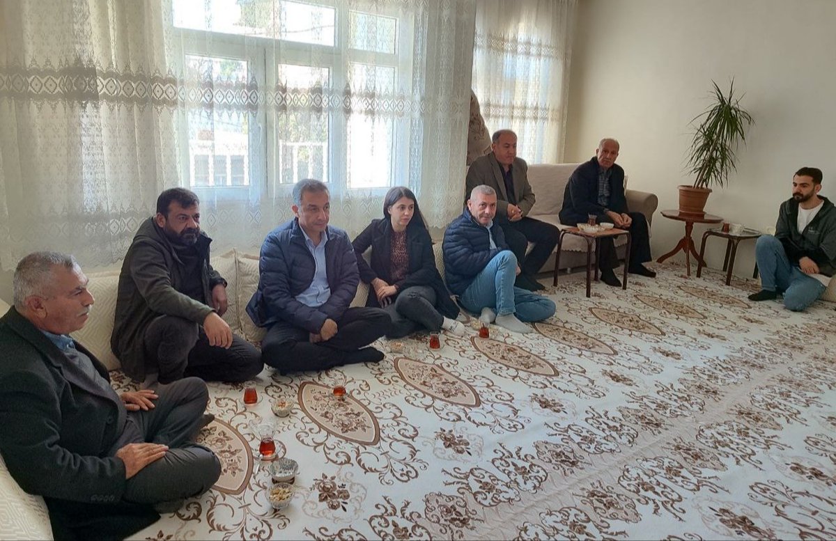 kamurantanhan47's tweet photo. Li gel rêxistina me ya navçeya Nisêbînê em çûn serdana malbatên xwe, me civat danî, me guh da hêvî û daxwazên wan, me li ser mijarên cûr bi cûr sohbeta xwe geş kir.
@HEDEPNisebin @AkinciSindar https://t.co/dRCwFOLRqs