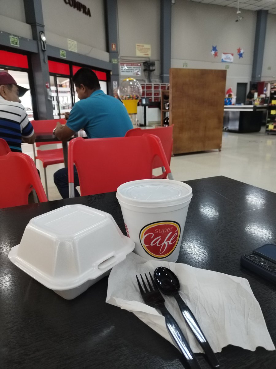 No entiendo, existe una Ley en Panamá de Plásticos de un sólo Uso, que los Prohíbe. Y super 99 los sigue ofreciendo. #super99 #nohaycuidadodelambiente #miambiente