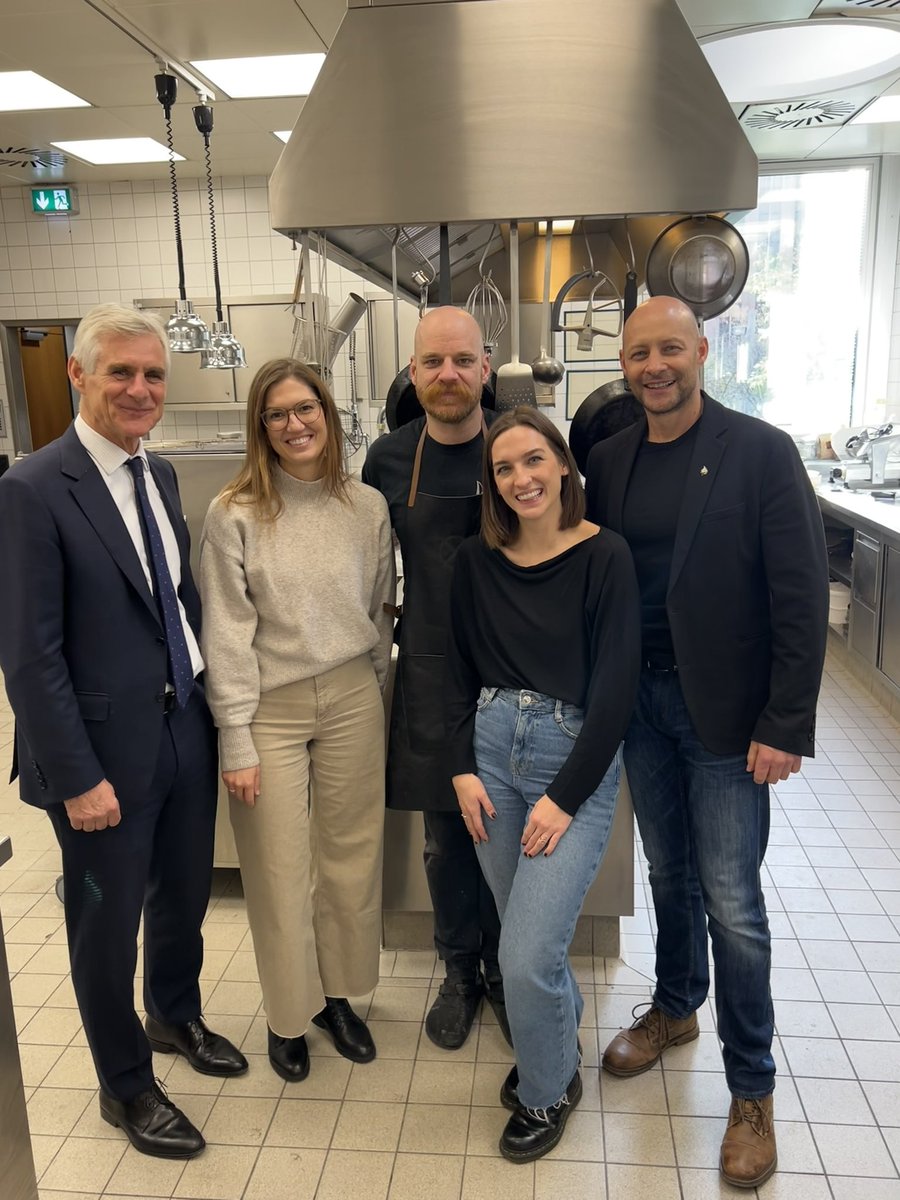 LinhartBMEIA's tweet photo. Österreich wird in Deutschland immer mit gutem Essen verbunden. Dazu tragen wir auch als #genussbotschaft bei @AustriainDE! Interessanter Austausch mit @LsL_Austria zu den österreichischen Auslandsstrategien für unsere Lebensmittel und Kulinarik.
#refocusaustria @austriatourism https://t.co/2BSXPy2SmD