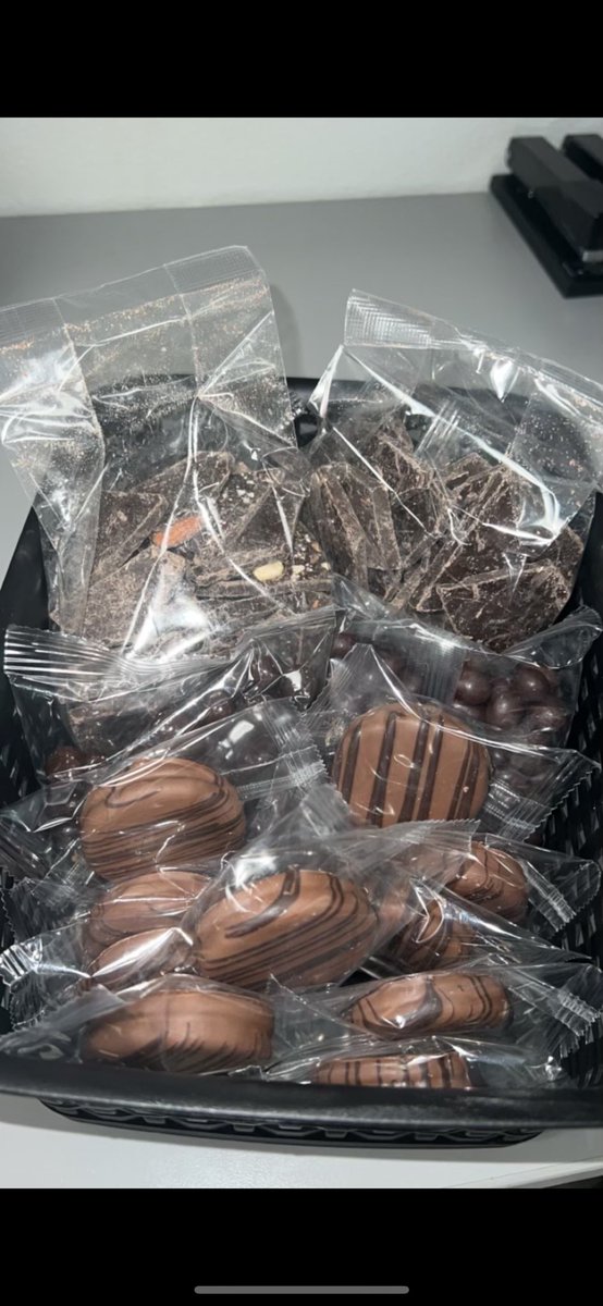 Thanksgiving <a href="/WestEndATT/">AT&T Nashville West End</a> 🦃 And a nice surprise from Google! 🍫 We hope everyone enjoyed time with their families! Christmas HERE WE COME 🎄<a href="/FernBingVega/">Fernanda BingamanVega</a> <a href="/KKintheSES/">Krista Kouns</a> <a href="/SaulGrimsley/">Saul Grimsley</a> <a href="/carawfields/">Cara Fields</a> <a href="/SoutheastStates/">Southeast States</a> #SESFam