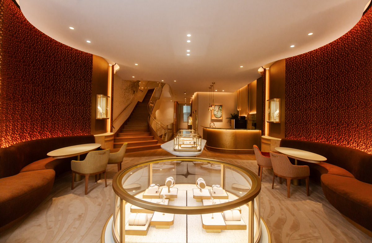 iamcjhart's tweet photo. The new Cartier store in SoHo by me https://t.co/4CCkfdk1M7