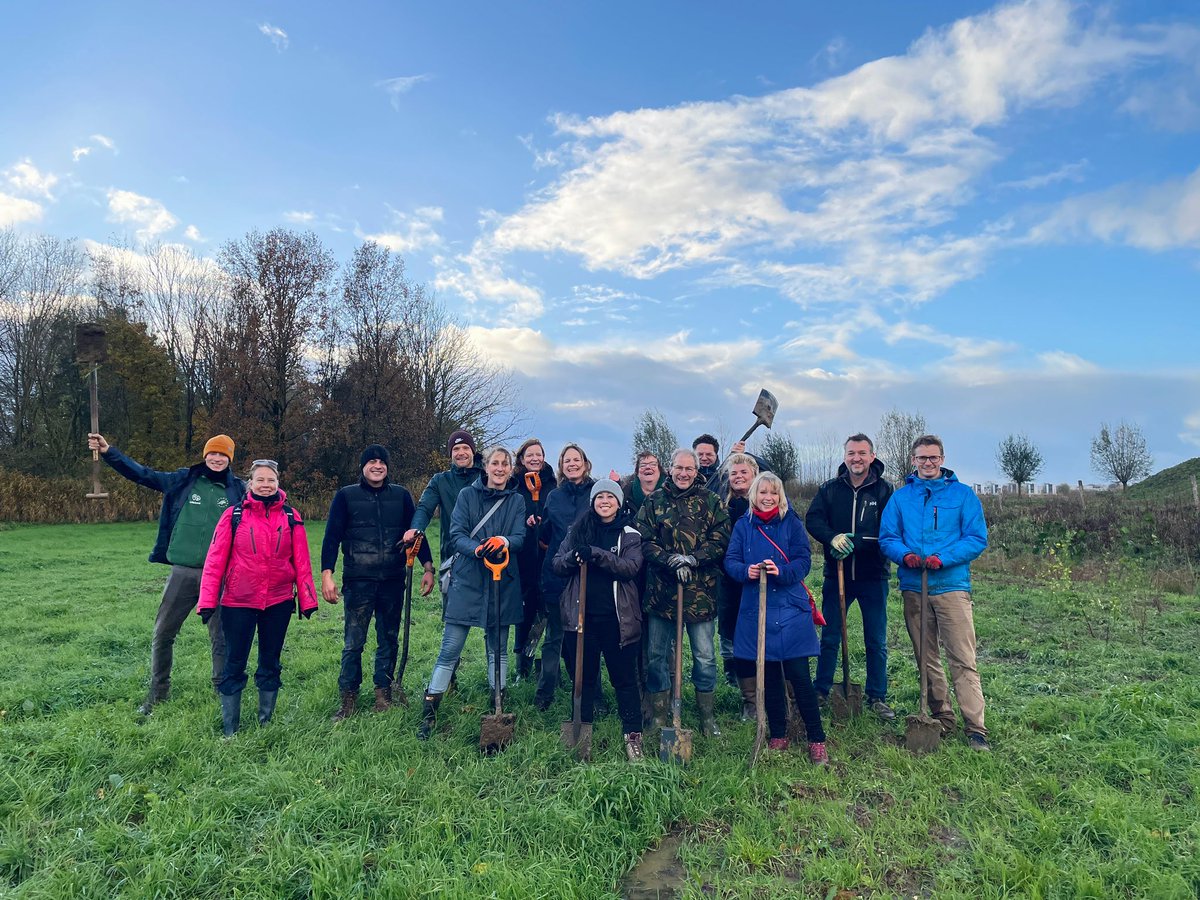 Vandaag was het voor ons Green Friday🌳💚Met een groep enthousiaste collega’s hebben we vandaag ruim 400 bomen geplant! Bedankt Joy Diekmeijer, Saskia Rutten en @lifeterra_europe voor de organisatie. Tot volgend jaar 🌱 #lekkerinjevel #mvo #bomenplanten
