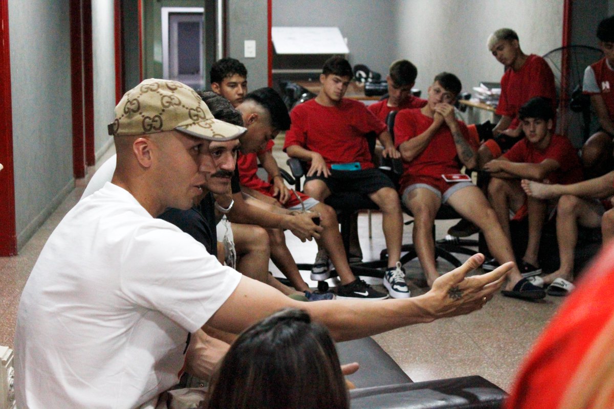 CAHuracan's tweet image. Una linda tarde en la Pensión de #Huracán con invitados especiales🎈❤️

👉🏻 Fernando Tobio, Matías Cóccaro, Williams Alarcón y Sebastián Meza visitaron a los chicos y disfrutaron de una charla en el Palacio Ducó sobre el sentido de pertenencia y la formación de juveniles…