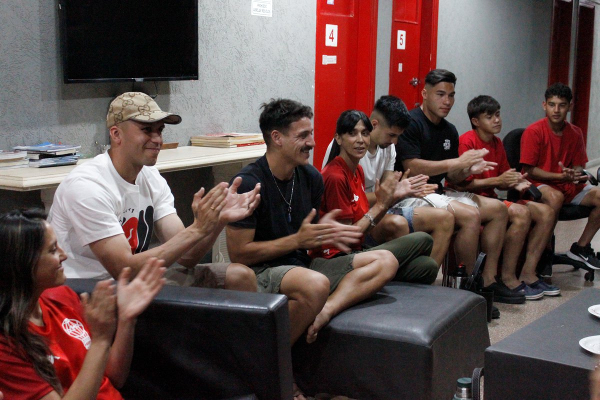 CAHuracan's tweet image. Una linda tarde en la Pensión de #Huracán con invitados especiales🎈❤️

👉🏻 Fernando Tobio, Matías Cóccaro, Williams Alarcón y Sebastián Meza visitaron a los chicos y disfrutaron de una charla en el Palacio Ducó sobre el sentido de pertenencia y la formación de juveniles…