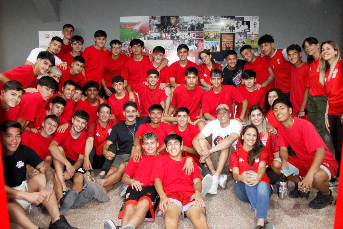 CAHuracan's tweet image. Una linda tarde en la Pensión de #Huracán con invitados especiales🎈❤️

👉🏻 Fernando Tobio, Matías Cóccaro, Williams Alarcón y Sebastián Meza visitaron a los chicos y disfrutaron de una charla en el Palacio Ducó sobre el sentido de pertenencia y la formación de juveniles…