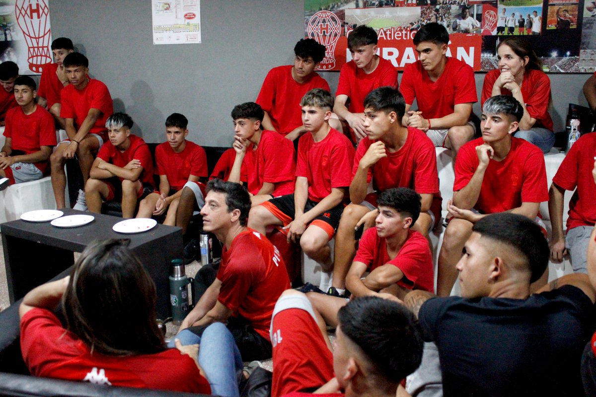 CAHuracan's tweet image. Una linda tarde en la Pensión de #Huracán con invitados especiales🎈❤️

👉🏻 Fernando Tobio, Matías Cóccaro, Williams Alarcón y Sebastián Meza visitaron a los chicos y disfrutaron de una charla en el Palacio Ducó sobre el sentido de pertenencia y la formación de juveniles…