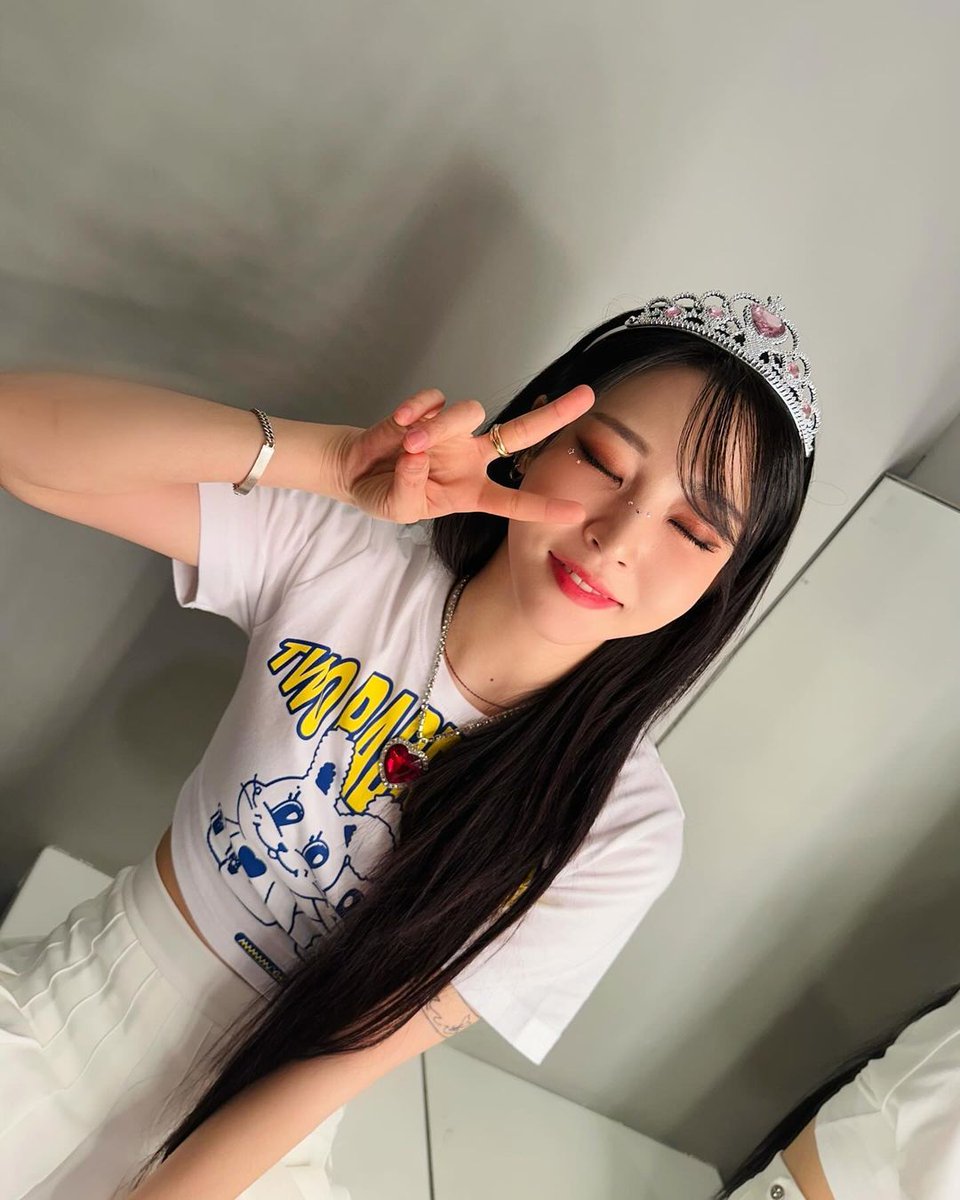 moonbyeolyi's tweet photo. Anyway, thank you for having us, Singapore. Will you love us more after this, yes or no? https://t.co/e5B1hDG6Dd