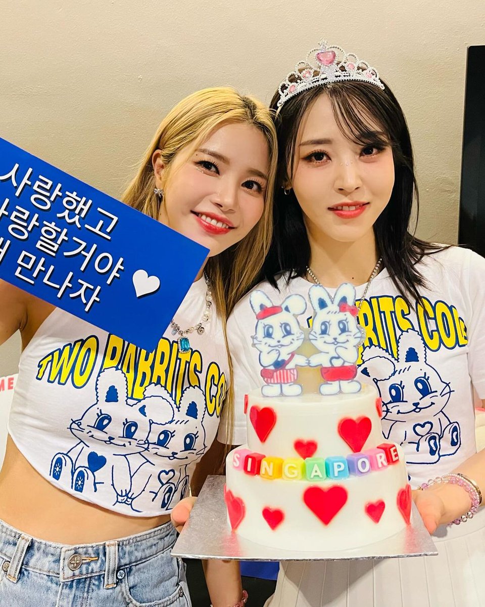 moonbyeolyi's tweet photo. Anyway, thank you for having us, Singapore. Will you love us more after this, yes or no? https://t.co/e5B1hDG6Dd