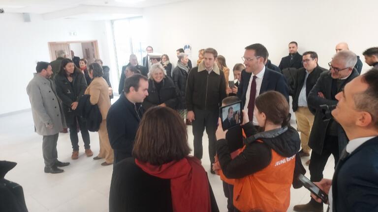 Fil rouge de l inauguration du <a href="/CampusEduc27/">Campus Educatif Mesnil-En-Ouche - Collège</a> : avoir pu accompagner nos fantastiques jeunes reporters du collège avec <a href="/SimPeps27/">⚽ Simon R. 🚲</a> 
Honoré que <a href="/SebLecornu/">Sébastien Lecornu</a> ait accepté gentiment leur demande d interview: un souvenir fort pour tout le monde! Merci pour eux!