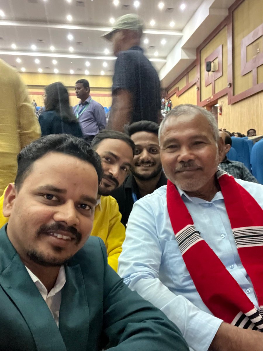I_m_abhishek135's tweet photo. Had the Privilege to meet Padma Shri Awardee Shri Jadav Payeng ( The Forest Man of India 🇮🇳 ) at #DharitriYouthConclave2023
His extraordinary efforts showcase the power of one person's commitment to nature and biodiversity. 🌿 #EnvironmentalHero

#YouthAction    @SATTVIC_SOUL https://t.co/kbsQOGVZY7