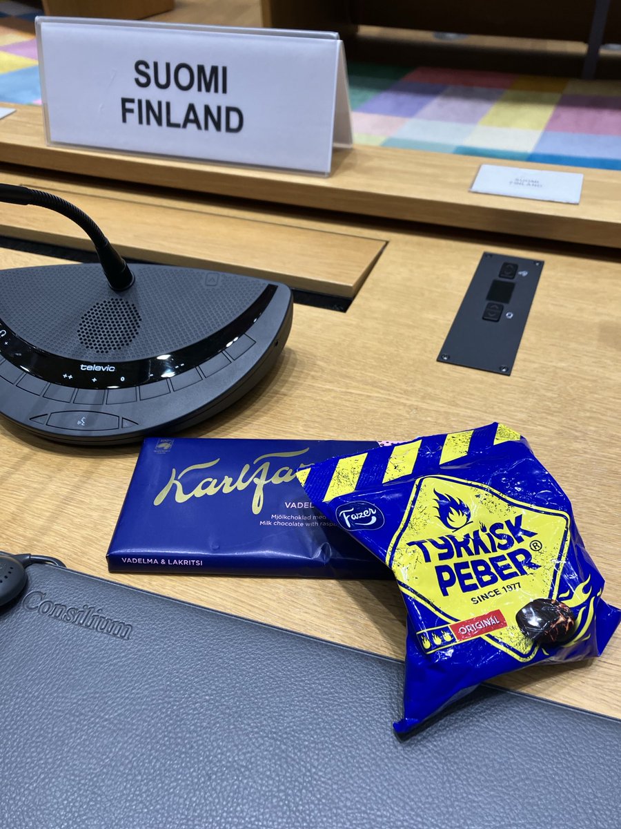 Friday night fever in Brussels where #Coreper1 is about to start. Some Finnish candies for ⁦<a href="/FinlandinEU/">Finland in EU</a>⁩ Cor1-experts. 🇫🇮🇪🇺