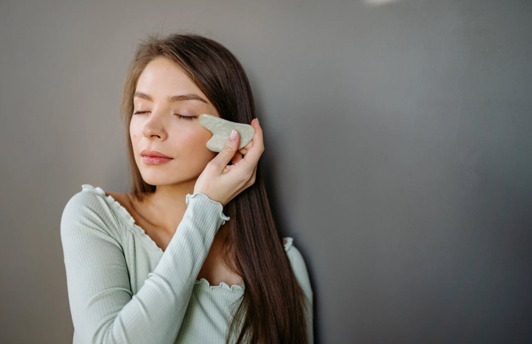 TEMCosmetics's tweet photo. Gua sha se koristi za masažu lica i ima mnoge prednosti, kao što su poboljšanje cirkulacije, smanjenje napetosti mišića i povećanje sjaja kože. Također može pomoći u smanjenju otoka i poticanju detoksikacije kože.💚 #temcosmetics #skincare #skincareproducts #skincareroutine https://t.co/mtSwAYRbAn