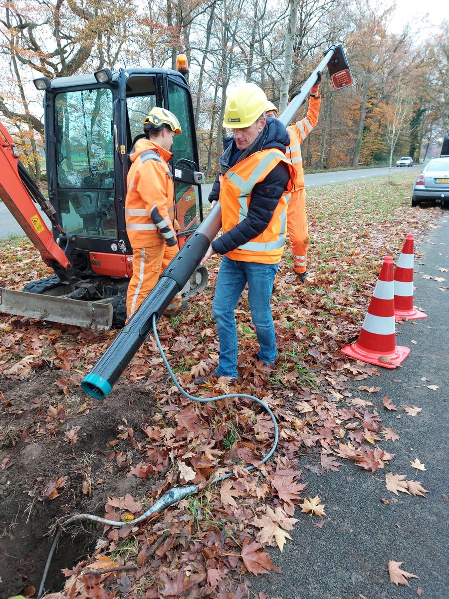 Afgelopen woensdag zijn we samen met het bedrijf Van Gelder gestart met het plaatsen van de dynamische ledverlichting langs het fietspad Dieren - Laag Soeren. Een mooie combinatie van veilig fietsen en behoud van de duisternis voor onze nachtdieren. <a href="/gemeenteRheden/">Gemeente Rheden</a>