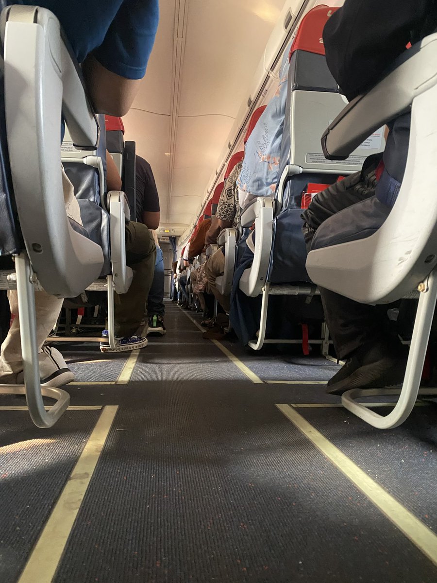 Penerbangan Singkat (Yang) Berbahaya

Penerbangan Jkt-Lampung hanya sekitar 30 mnt, cukup singkat namun terbatas pilihan jam maupun maskapainya. Penerbangan saya tgl 21 Nov 2023 Jkt-Lampung dgn Lion Air JT 122 pkl 14.30 WIB alami keterlambatan  (flight delayed) selama lebih 1 jam