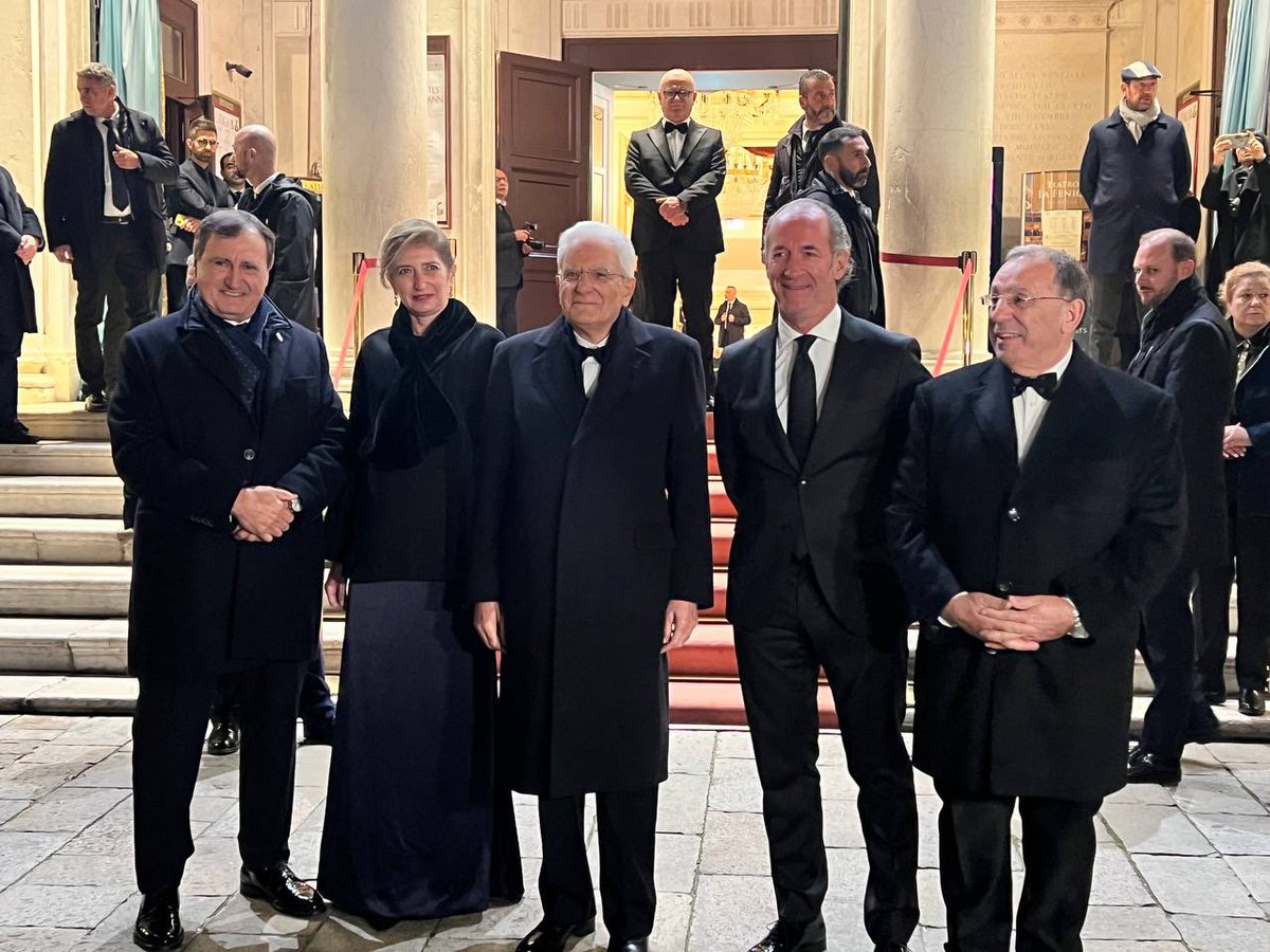 LuigiBrugnaro's tweet image. Un grande orgoglio, per tutta Venezia, la presenza del Presidente Mattarella alla prima del @teatrolafenice. 

L'inaugurazione della stagione lirica e del balletto con "Les Contes d'Hoffmann", regia di Damiano Michieletto e direzione musicale di Frédéric Chaslin.

Diretta su…