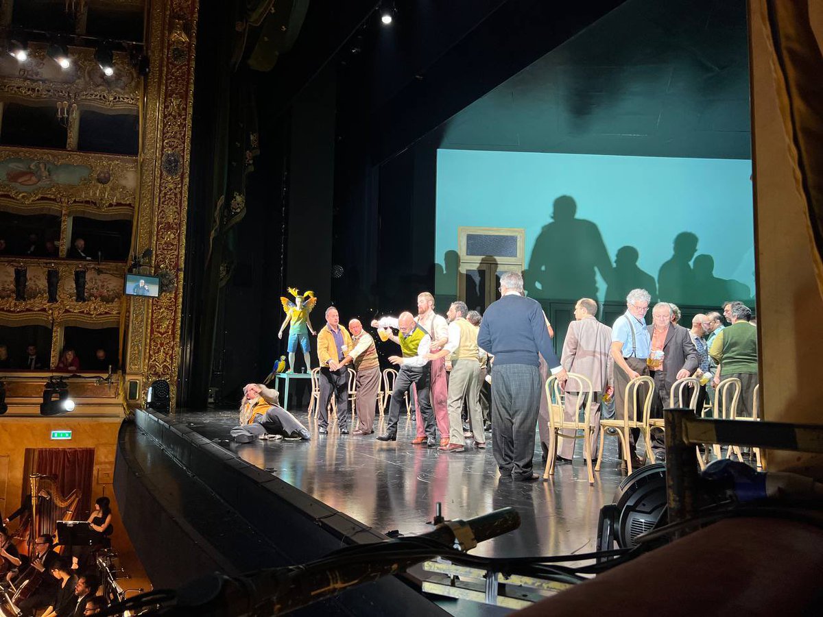 LuigiBrugnaro's tweet image. Un grande orgoglio, per tutta Venezia, la presenza del Presidente Mattarella alla prima del @teatrolafenice. 

L'inaugurazione della stagione lirica e del balletto con "Les Contes d'Hoffmann", regia di Damiano Michieletto e direzione musicale di Frédéric Chaslin.

Diretta su…