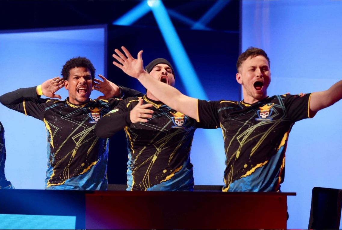 CheFclash's tweet image. celebrates in the losing bracket now @Excosist_