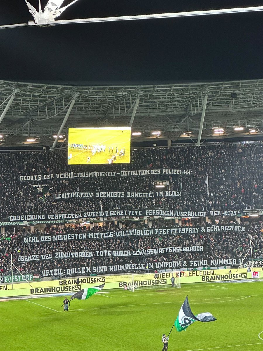 #H96BSC ⚫️⚪️🟢 Fans von #Hannover96 mit Spruchbändern zum brutalen Polizeieinsatz auf St. Pauli, bei dem zahlreiche Fans verletzt wurden. 📸 <a href="/next/">transfernext</a>.ground 

#H96 #HSV #FCSP #Hannover #Polizei