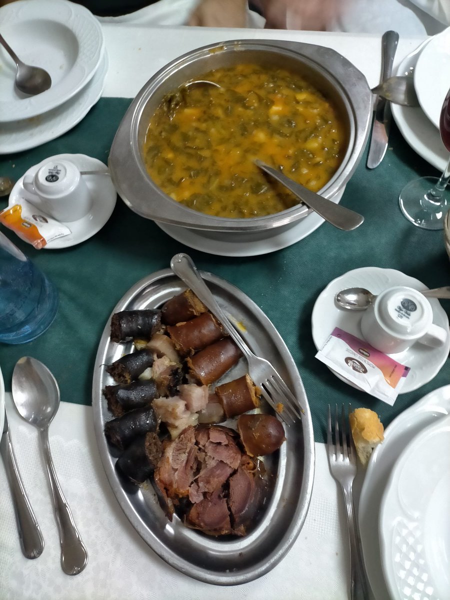 PAsturianu's tweet photo. Y llegamos al dios del #poteasturianu: el tradicional , auténtico y famoso #TOPote de LA ALLANDESA.
Un pote campeón para rematar la #IIFolixaDelPote. Todos los que hayan estado en #LaAllandesa , alguna vez en su vida, saben que este #pote es un manjar de dioses.
Para fartarte😋 https://t.co/XJhhAyEVcv