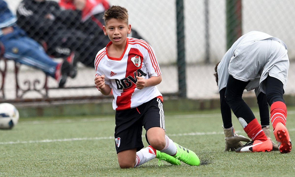 RiverPlate's tweet photo. Una escuela de fútbol. ⚪️❤️⚪️ https://t.co/jip8wLZpjh