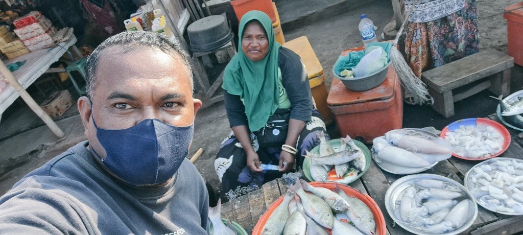 YohMariaVianei's tweet photo. Senin (20/11), Yoh Maria  Vianei Keni Bolen, Luhkan Flores Timur, di Pemasar Ikan An. Nurhayati Jailani, asal Desa Waiburak, Kec. Adonara Timur, mendata produksi cumi_cumi dan ikan dasar, sebanyak 50 kg, harga Rp. 30.000-40.000/Kg
#GiatLuhkanSatminkalGondol 
#Flotim #produksi https://t.co/ahYwQXh9Uo
