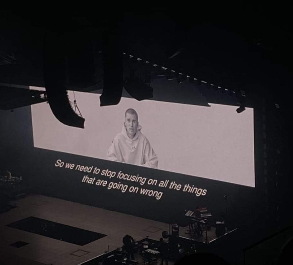 ibeliebersmx's tweet photo. "Debemos dejar de centrarnos en todas las cosas que nos van mal" — Justin Bieber en el Justice Tour. 🫂💚 https://t.co/WVcDFk2WmJ