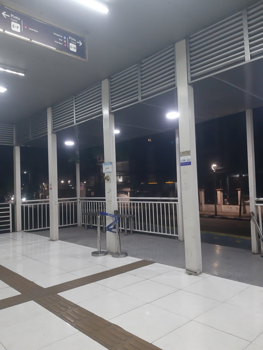 aarianto_'s tweet photo. nunggu hampir sejam ke arah monas dari jelambar dr jam 23.30an sampe hampir mau jam 1 ga ada yg lewat. kemana supirnya ? @PT_Transjakarta https://t.co/nTl3bhAby1