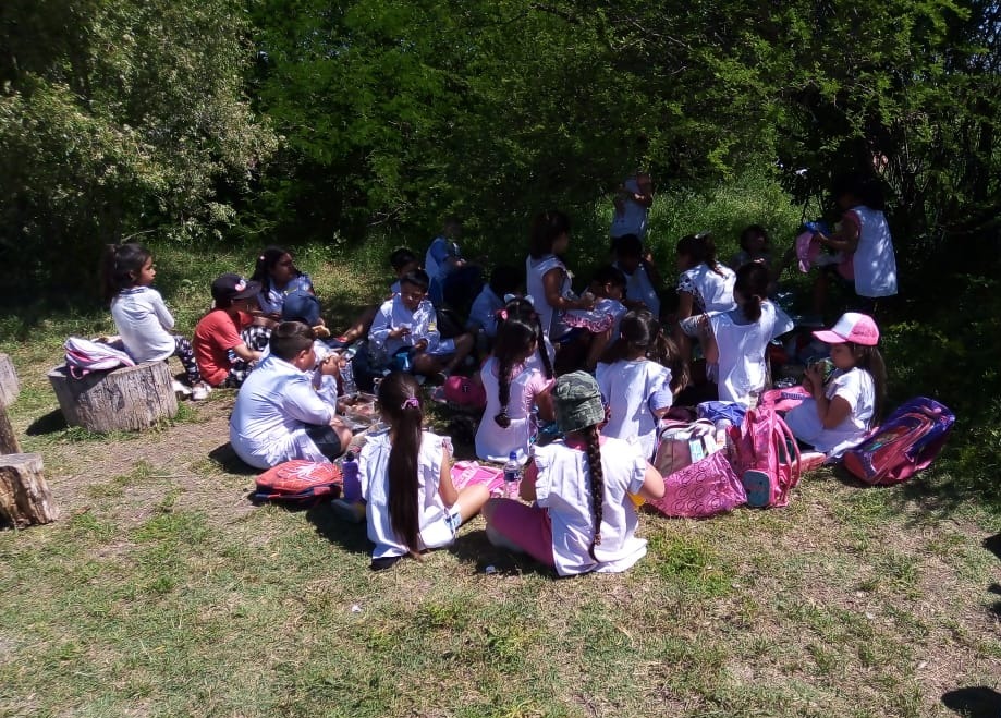 🏫Acompañamos a la EP Nº 12 de la localidad de Zelaya a un paseo por la #ReservaNatural de Pilar🍃
🧒🏽Alumnos de 2º C  participaron de un entretenido paseo educativo, guiado por la guardaparque Samara, por los senderos que recorren este importante espacio natural 🦊

#PilarTurismo