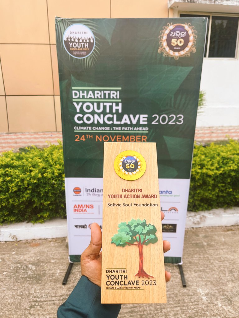 I_m_abhishek135's tweet photo. @SATTVIC_SOUL felicitated with Youth Action Award at Dharitri Youth Conclave from Esteemed Padma Shri Awardee Shri Jadav Payeng Sir, @SONUSOOD Sir, @SATPATHYLIVE Sir, @ADYASHASATPATH3 Mam

Thank you @DharitriLive1 for the Special Felicitation.

#DharitriYouthConclave2023 https://t.co/mEkEiv9CxR