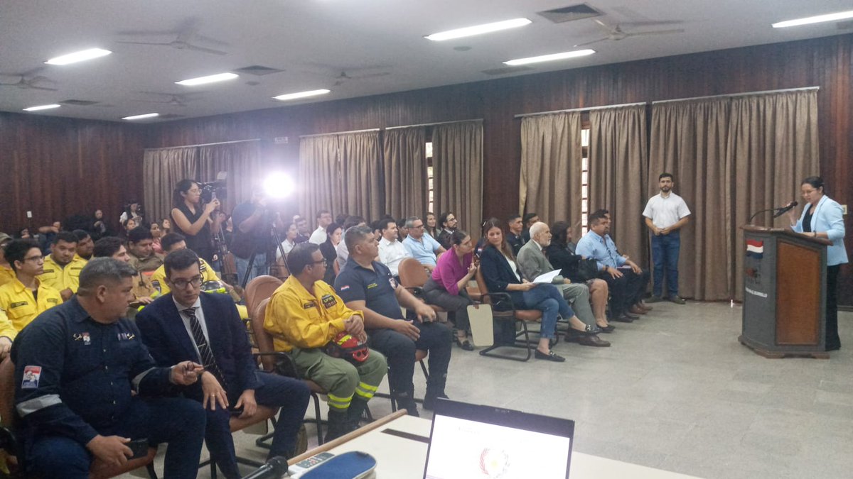conaf_minagri's tweet photo. 📍PARAGUAY

Jefe del Depto. de Prevención de Incendios #CONAF Rolando Pardo participó en cierre del proyecto de cooperación y asistencia técnica en protección contra incendios de parte de #CONAF al Instituto Nacional Forestal🇵🇾 @InfonaPy que consideró una serie de capacitaciones. https://t.co/muIETBYRfO