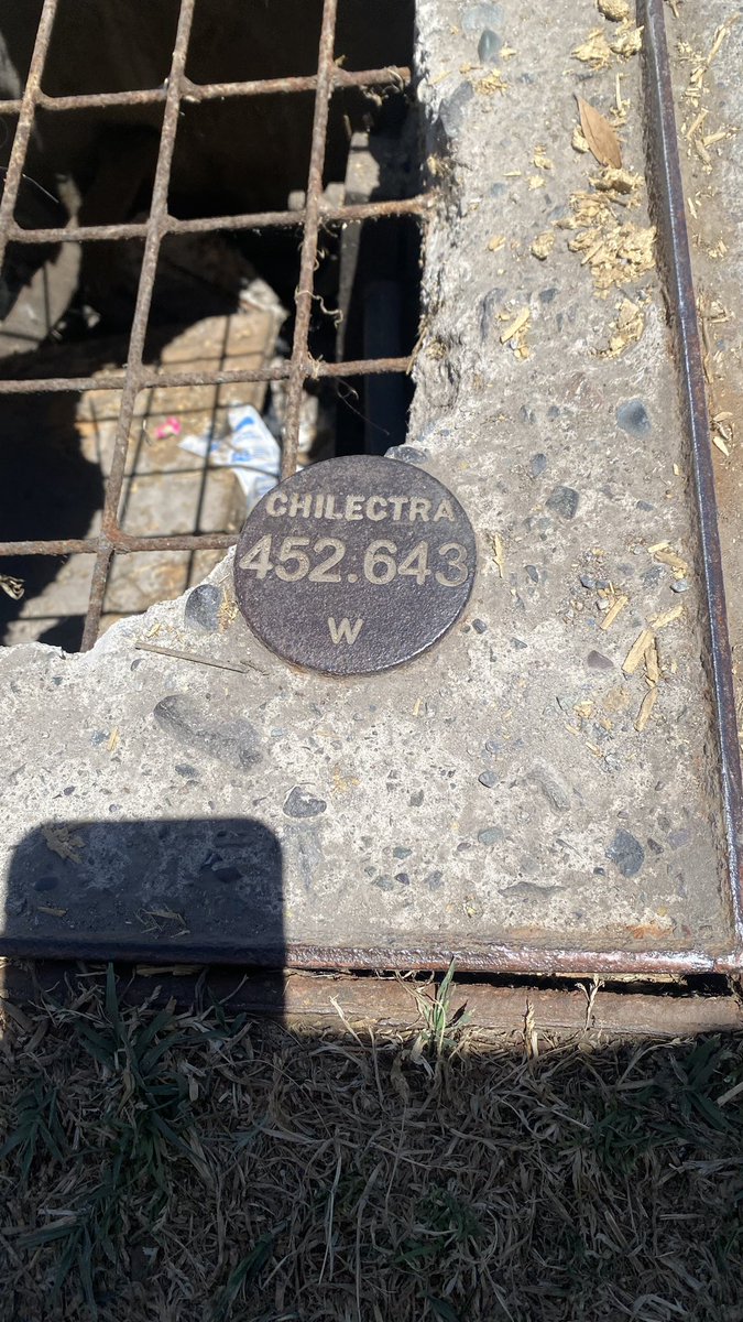 ThitoglX's tweet photo. @EnelChile @MuniCerrillos se les pide por favor hacer algo con esta tapa que se encuentra en nueva uno 2252 esquina de aeropuerto ya que ya es mucho el peligro que representa para todos quienes transitamos por acá https://t.co/UerK8kP8OD