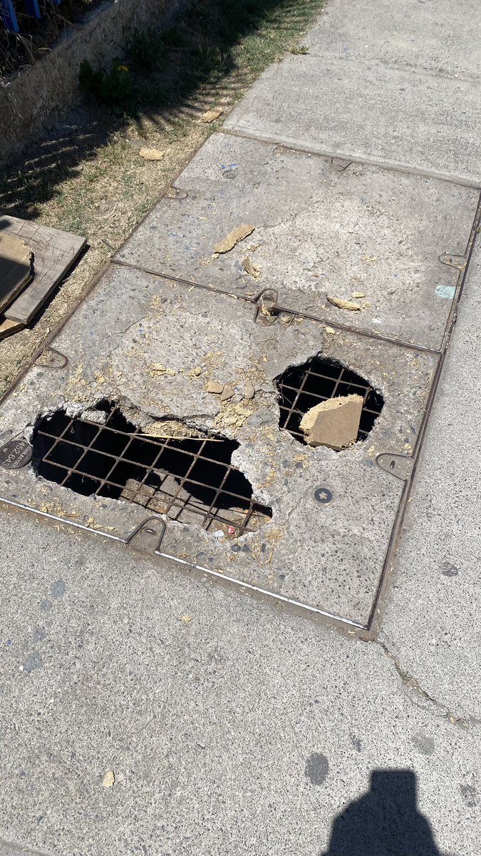 ThitoglX's tweet photo. @EnelChile @MuniCerrillos se les pide por favor hacer algo con esta tapa que se encuentra en nueva uno 2252 esquina de aeropuerto ya que ya es mucho el peligro que representa para todos quienes transitamos por acá https://t.co/UerK8kP8OD