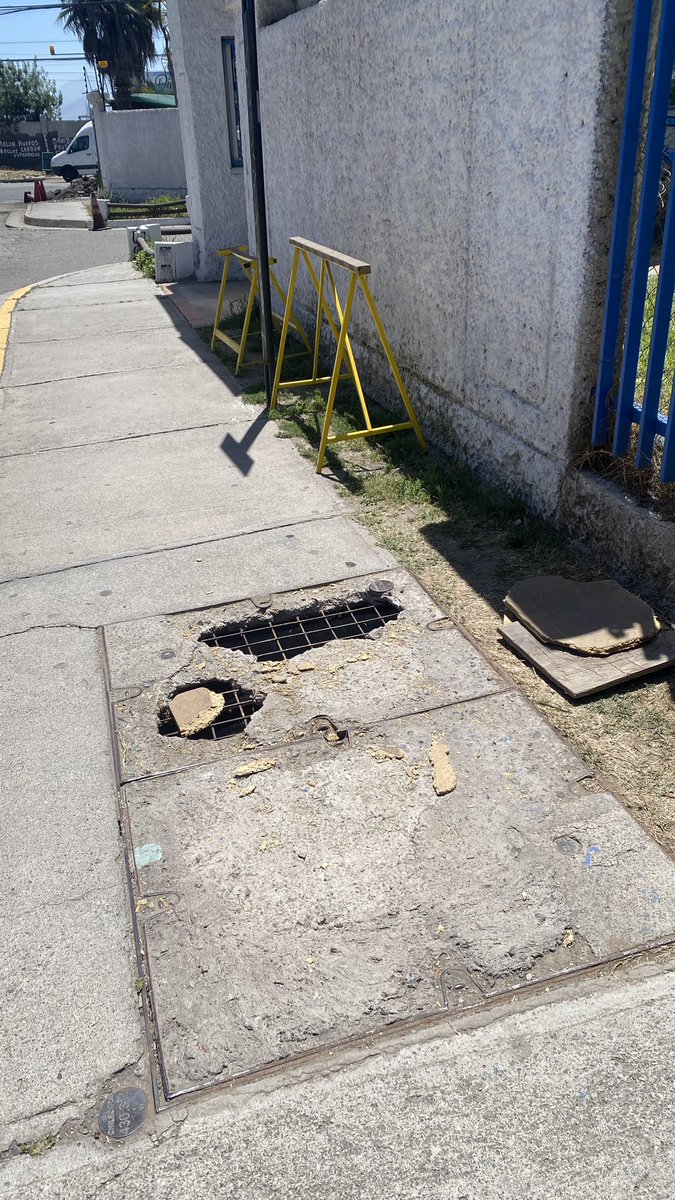 ThitoglX's tweet photo. @EnelChile @MuniCerrillos se les pide por favor hacer algo con esta tapa que se encuentra en nueva uno 2252 esquina de aeropuerto ya que ya es mucho el peligro que representa para todos quienes transitamos por acá https://t.co/UerK8kP8OD