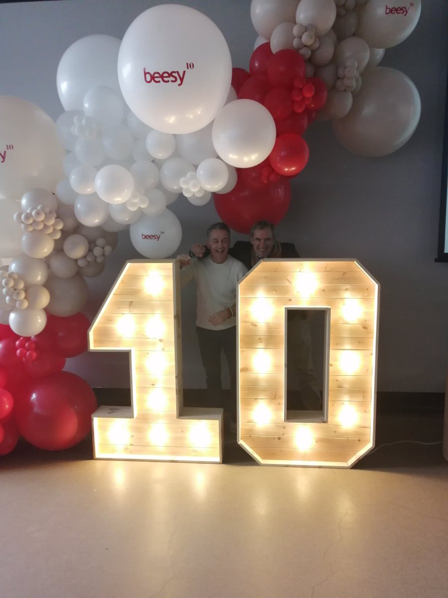 Beesy_tw's tweet photo. Espectacular fiesta de nuestro 10º aniversario con un montón de buenas personas, amigos, clientes, familiares... gracias a todos y todas por asistir y hacernos sentirnos felices, no, lo siguiente! Os queremos y seguimos! ♥️ https://t.co/O7SZX50lfQ