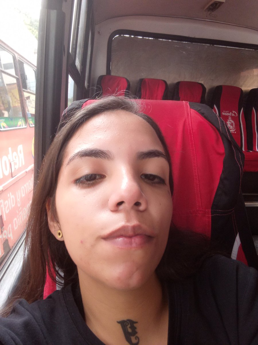 _itsluli's tweet photo. La carita // las manos https://t.co/pfvlXzfM62