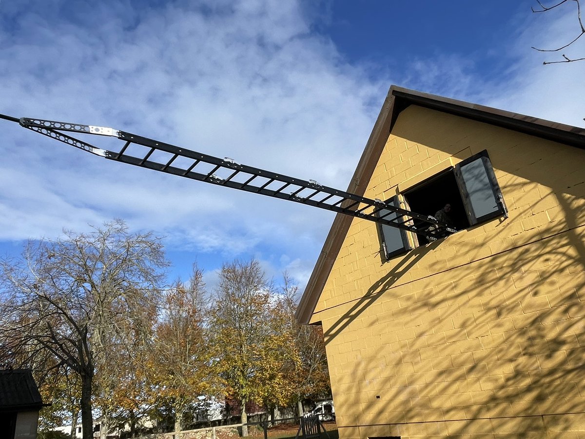 EasiBridge's tweet image. Delighted to reveal latest addition to #EasiBridge range.
All-new UrbanHD ladder, offering unrivalled portability, climb heights +bridge spans up to 28'
No other ladder goes this far. Except our own..🙄
Packs down to 2x25kg bags for easy transport
@thinkdefence @Havoc_Six
#AWE