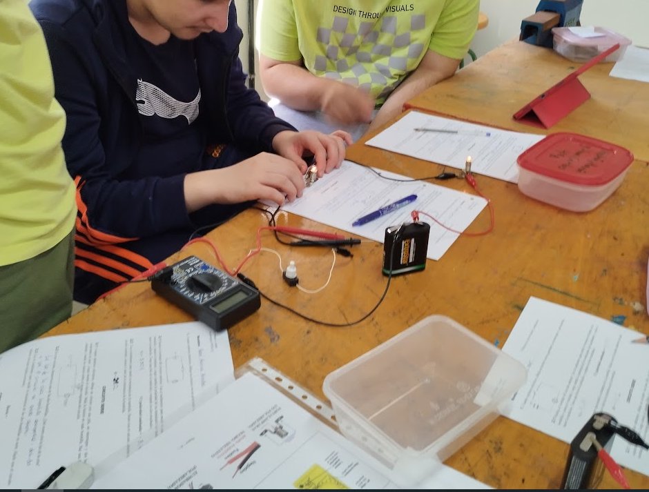 Había ganas de volver a la emoción del aprendizaje práctico montando circuitos eléctricos en el taller💡
#SíALaTecnología