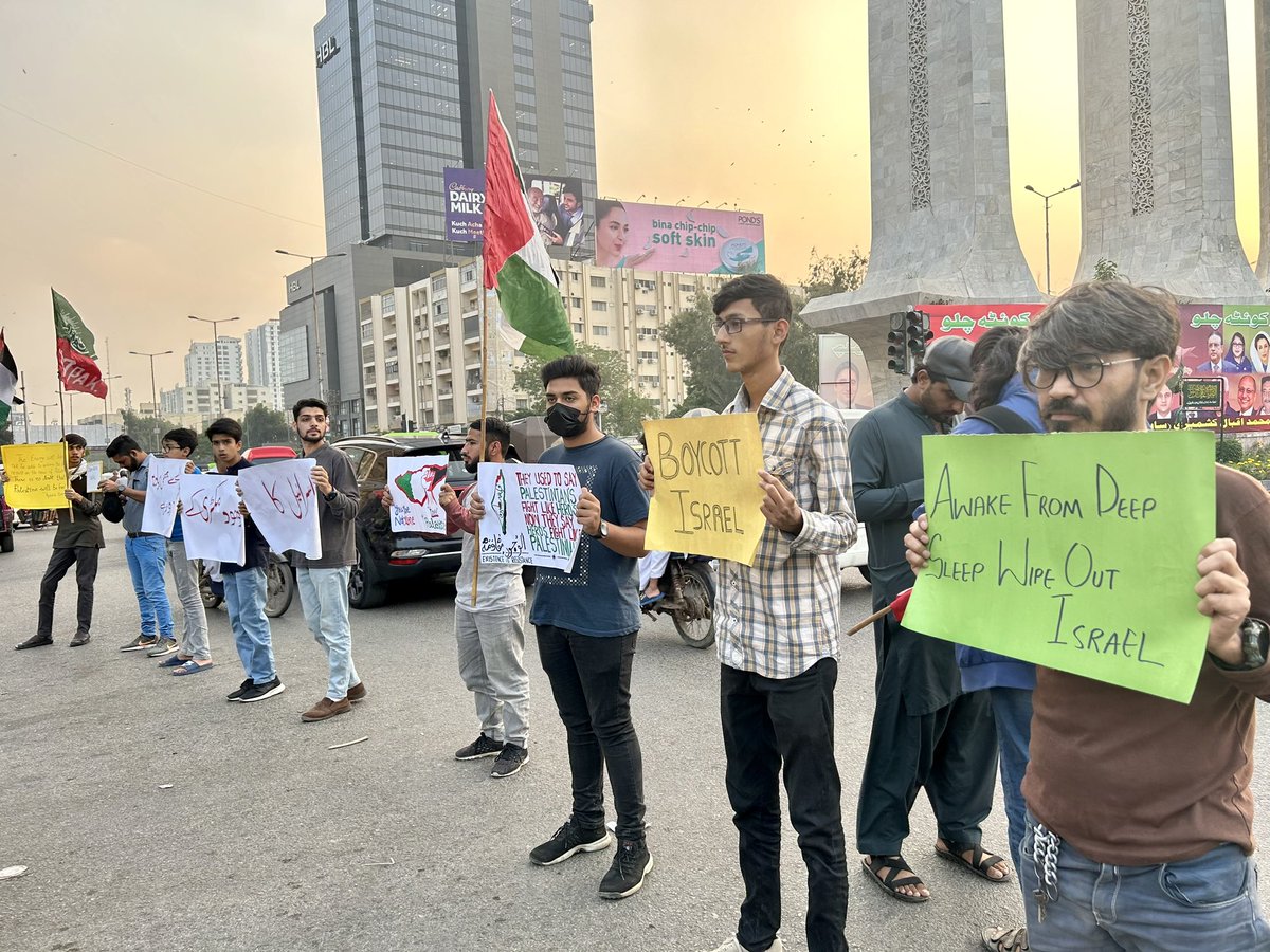 ISOPAKKD's tweet photo. ISO KD organized a protest at Teen Talwar, in solidarity with the people of Palestine and against Israeli atrocities in Gaza. Students from various universities participated in the protest, demonstrating their solidarity with Palestine.

#IMC
#ISOPakistan
#Palestine 
#Gaza https://t.co/gYP7kPj8oH