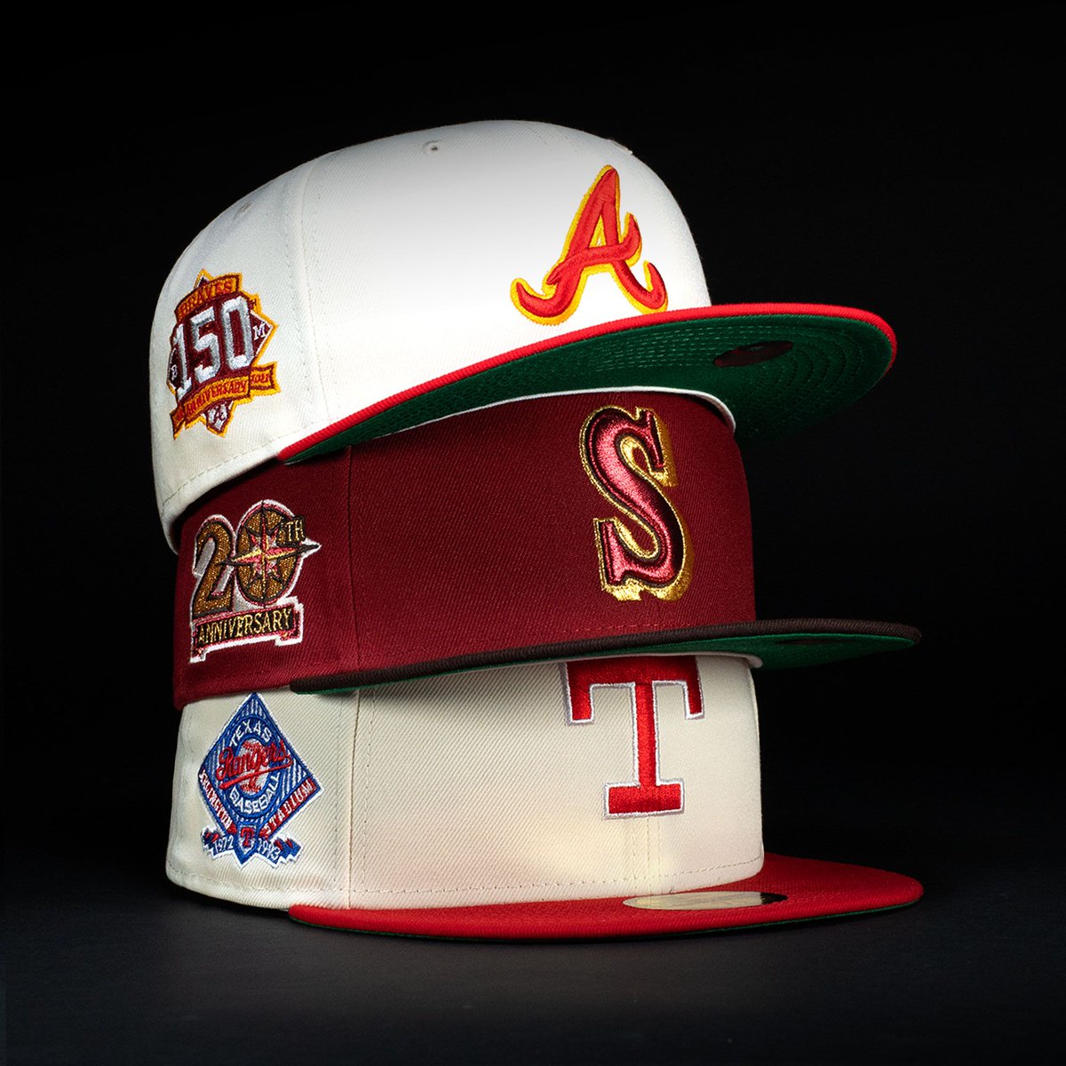 TopperzStore's tweet image. 👀 THROWBACK CLASSICS 
Kelly Greens with classic Logos just dropped 🔥
SHOP 👉  bit.ly/3GxnbN3
#capaddict #speakwithyourcap #teamfitted #originatorsofthetruefitted #headwear #fittedfamily #hatcollection #teamfitted #fittedhat #fittedcap