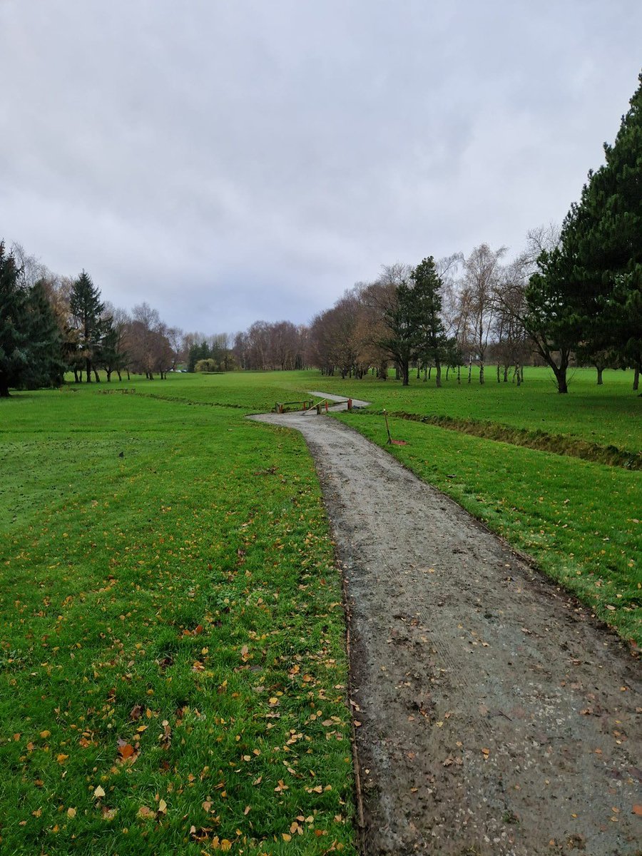 Our new Members' Volunteer team got going yesterday, braving dreich weather to help our stretched Greens team out. Shovels and edging tools helped them to tidy up the perimeters of the pathway by the 8th &amp; 9th. Hot drinks kept morale high. Good work guys! 🤩😇