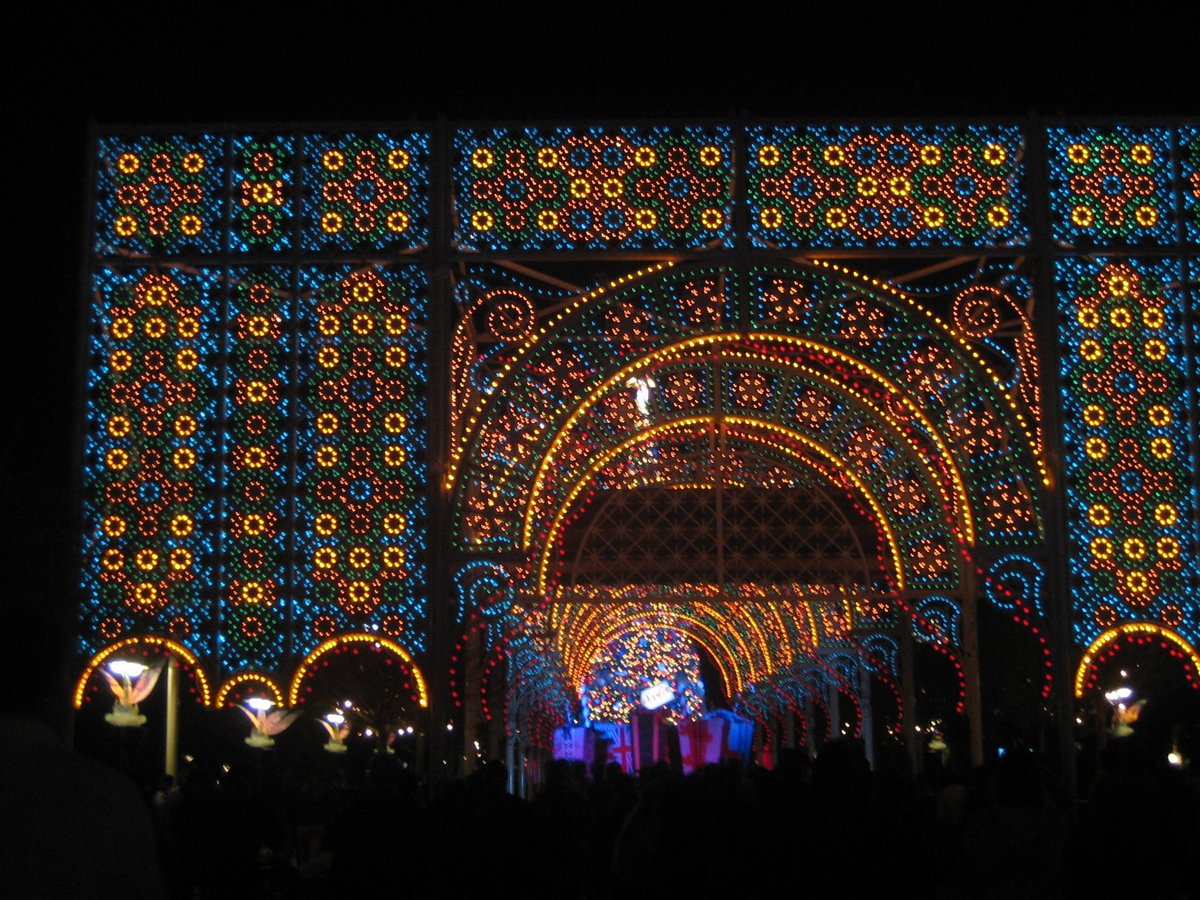 disneypicaday's tweet photo. My favorite all time Disney Christmas display is the #LightsOfWinter that went away soon after we started going regularly. #EPCOT #Throwback https://t.co/aXkSbL1zSc