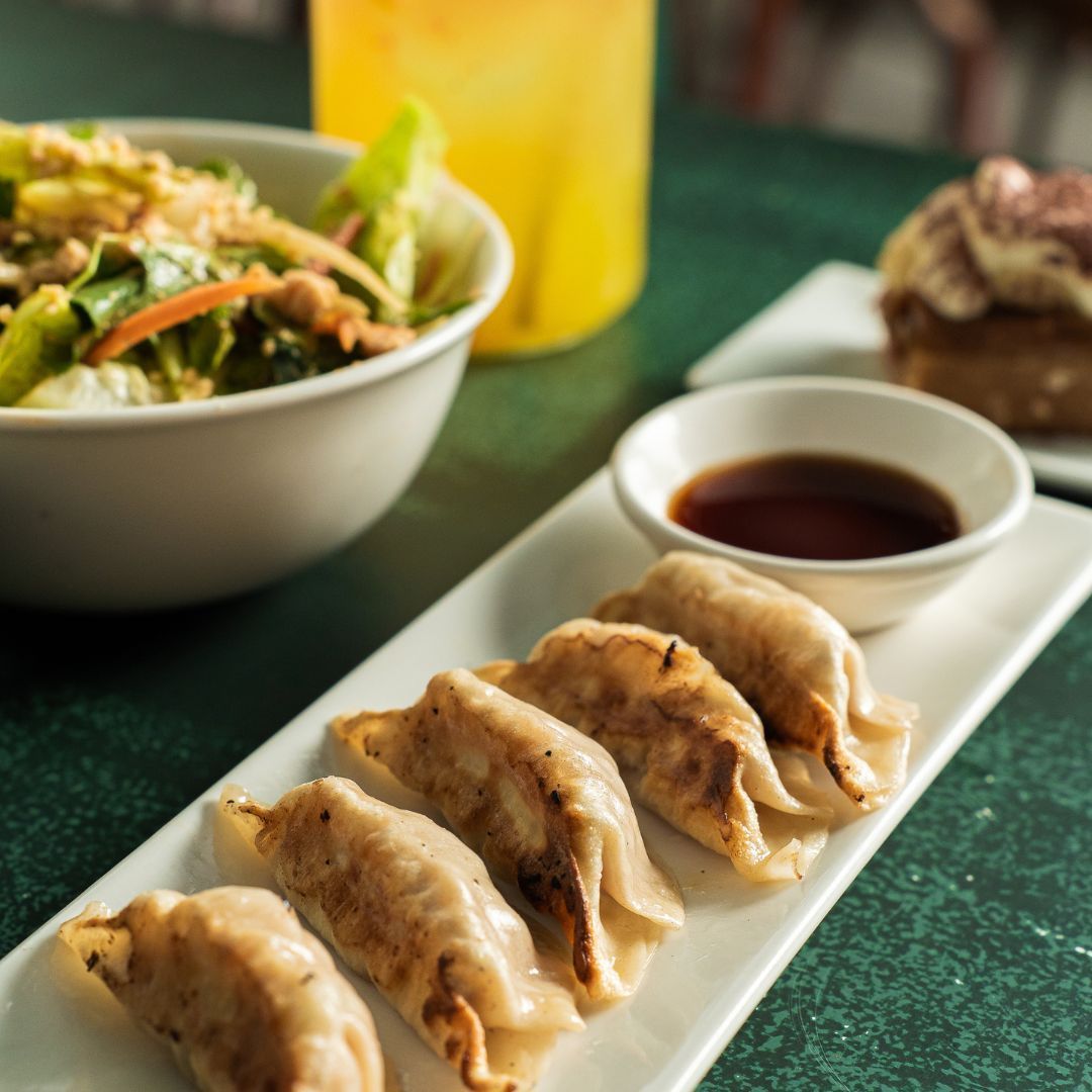 KokuKitchen's tweet photo. 🥟😍 ¡Saborea la diversidad de las gyozas en Koku Kitchen! Tenemos opciones tanto de cerdo como vegetarianas que te encantarán. Cada bocado está repleto de sabor y amor por la cocina. Ven y descubre la magia de nuestras gyozas.
#Gyozas #Dumplings #KokuKitchen 🍣🥢 #Delicias https://t.co/ggIdHb6FsU