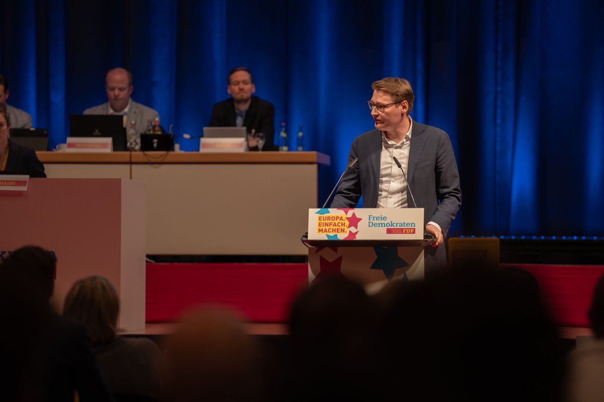 fdp_nrw's tweet photo. „Die EU-Flagge muss in Zukunft für Frieden und für die Verteidigungsbereitschaft von Frieden stehen - in einer Weltordnung, in der die Stärke des Rechts regiert und nicht das Recht des Stärkeren“, sagt @moritzkoerner #LVV23. https://t.co/V8zltWGl8t