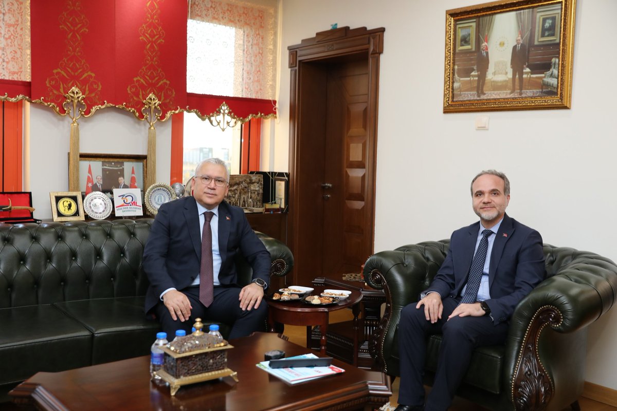 Valimiz Sn. Yılmaz Şimşek, Niğde Ömer Halisdemir Üniversitesi Rektörü Prof. Dr. Hasan Uslu'yu makamında ziyaret etti.