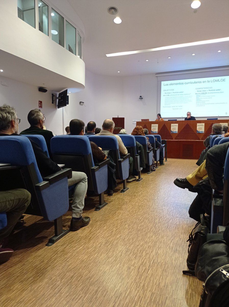 AndreuNavarra's tweet image. Laura Rodríguez Montecino: el nuevo currículo reduce los objetivos de la escuela a dos, por decreto: la gestión emocional y la socialización. La Lomloe es siniestra, impide que se transmita conocimiento. 
La escuela queda equiparada a un grupo de autoayuda.