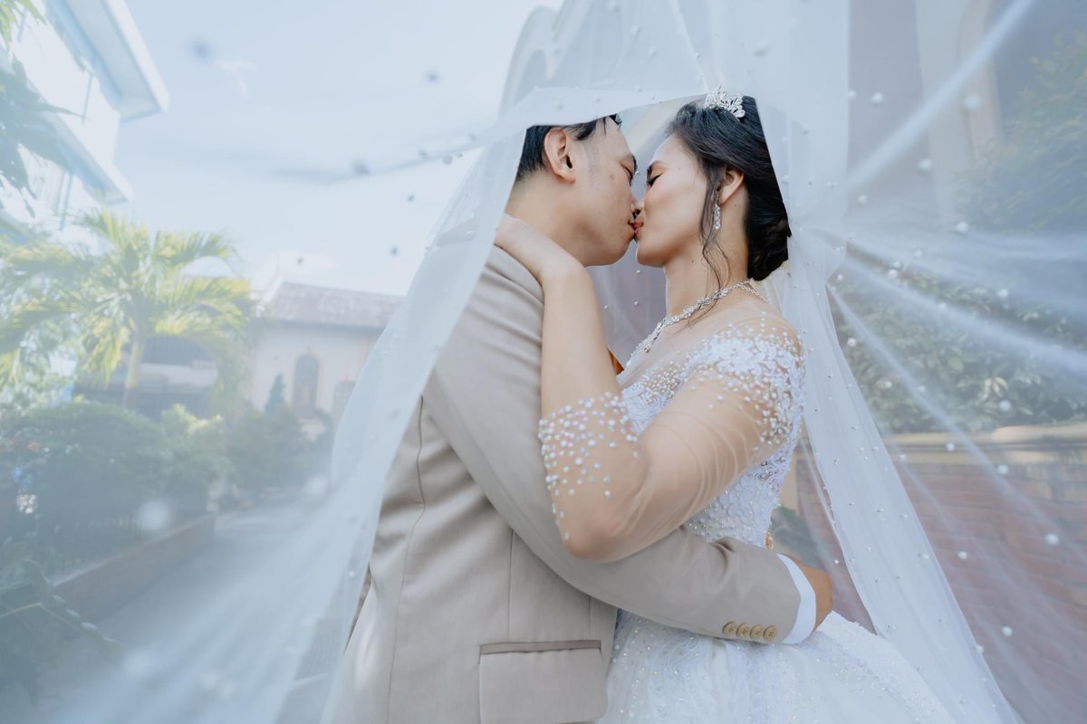 byshiee's tweet photo. Just got married again 💍💖 https://t.co/z9qsQkxk9S