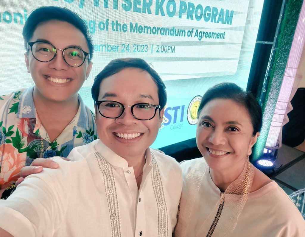 iamjemm's tweet photo. Of course hindi rin ako magpapahuling magselfie kay FVP @lenirobredo and @raffymagno.
#industryleaderssummit
#bayankoteacherko
#MOASigning https://t.co/1x0jigtk17