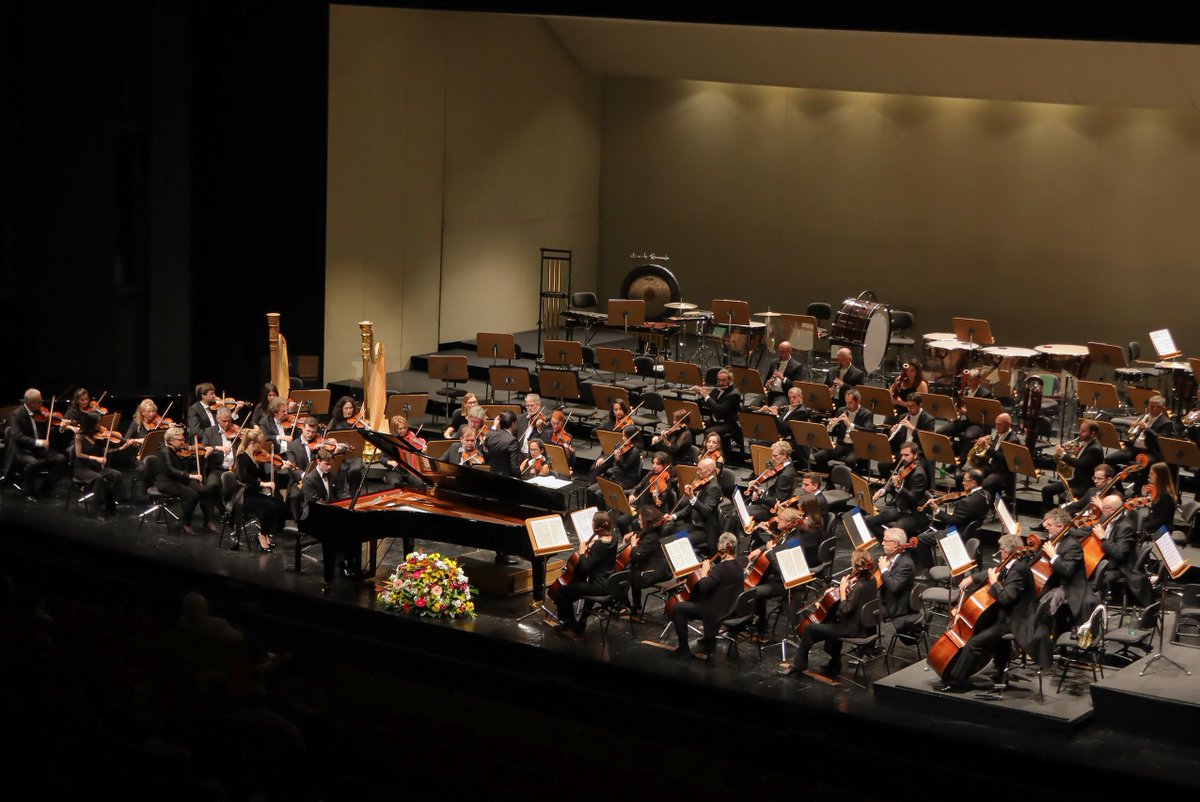🎶Estas son algunas de las imágenes que nos dejó ayer el tercer programa del Ciclo Gran Sinfónico con el maestro Antonio Méndez y el pianista Jaeden Izik-Dzurko.

📸@marinacasanova8