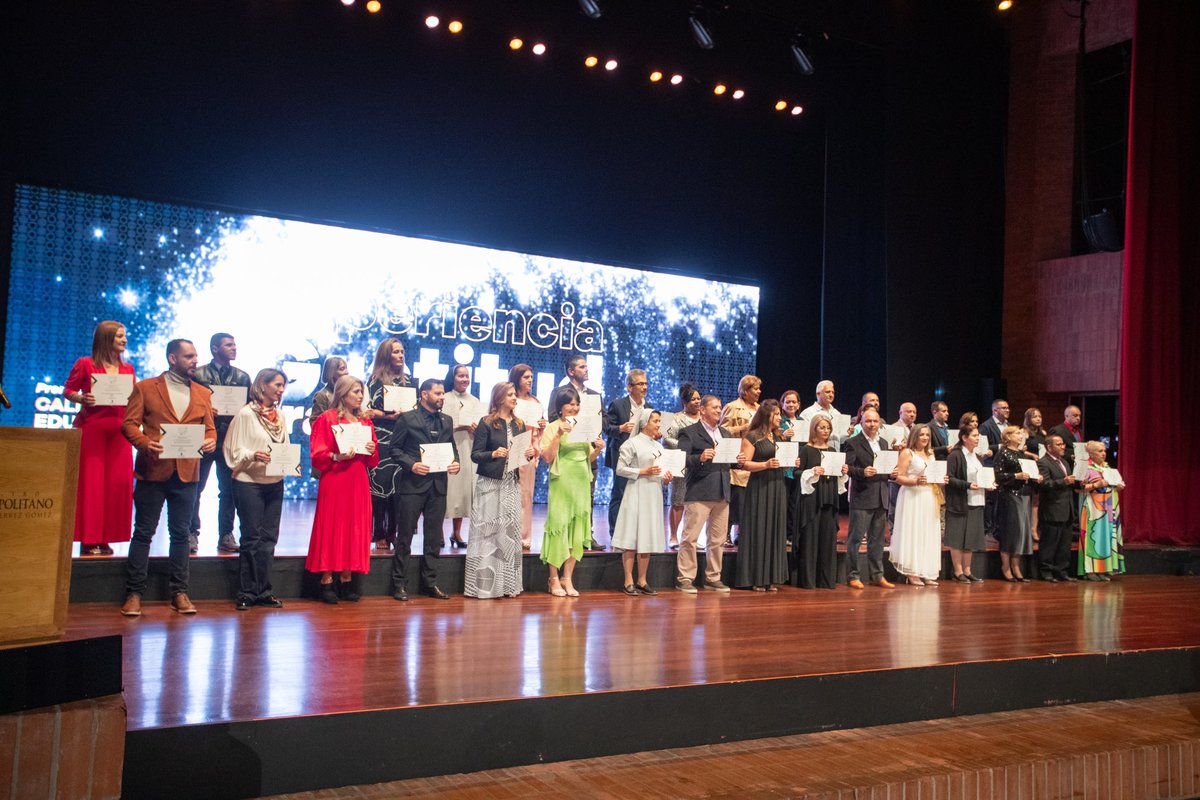 EducacionMed's tweet photo. ¡Vivimos una noche mágica con los #PremiosALaCalidad Educativa! El espacio donde reconocimos a nuestros maestros, estudiantes, directivos e instituciones educativas por el compromiso a lo largo de este año con sus experiencias significativas. ✨🏅🫶🏻 https://t.co/y9jU63r7RH