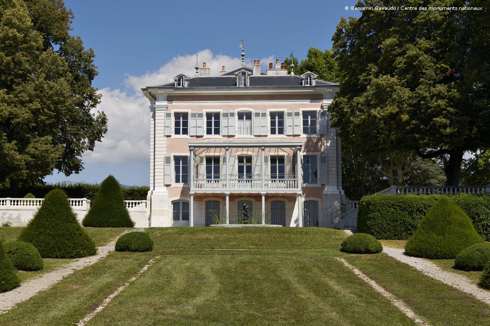 leCMN's tweet photo. L’entrée des ombres 🎭
Une pièce inédite se joue au château de Voltaire à #Ferney !
Prêts à jouer avec eux ?➡️ https://t.co/jvSnyxGCLE https://t.co/h3a6h58Sff